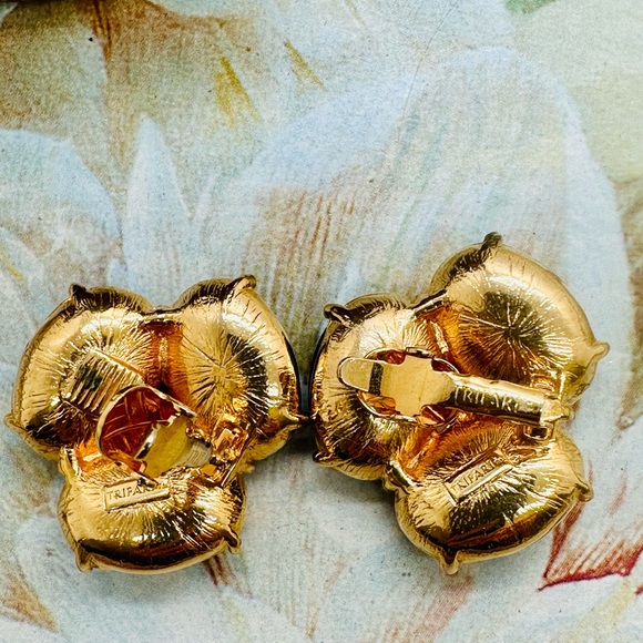 Vintage TRIFARI Clip Crystal Earrings - Picture 6 of 8